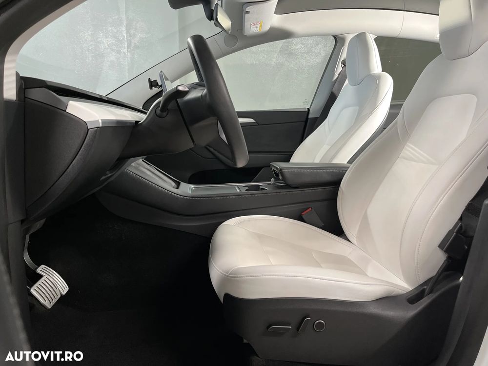 Tesla Model Y AWD Performance - 11