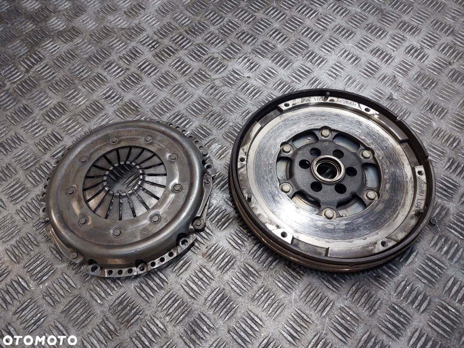 KOŁO DWUMASOWE + DOCISK AUDI A4 B6 1.6 8V 058105266H - 1