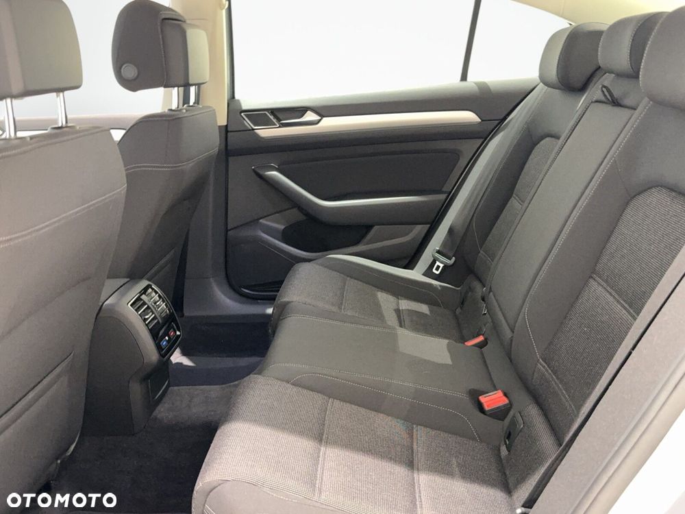 Volkswagen Passat 2.0 TDI SCR Comfortline - 12