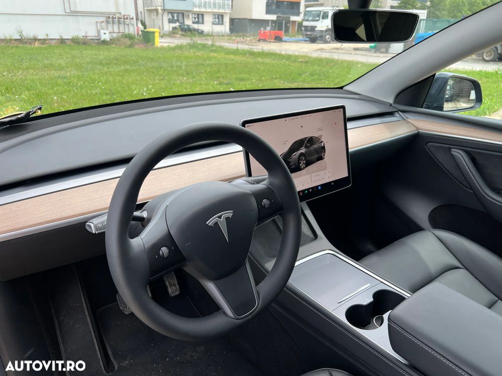 Tesla Model Y - 4