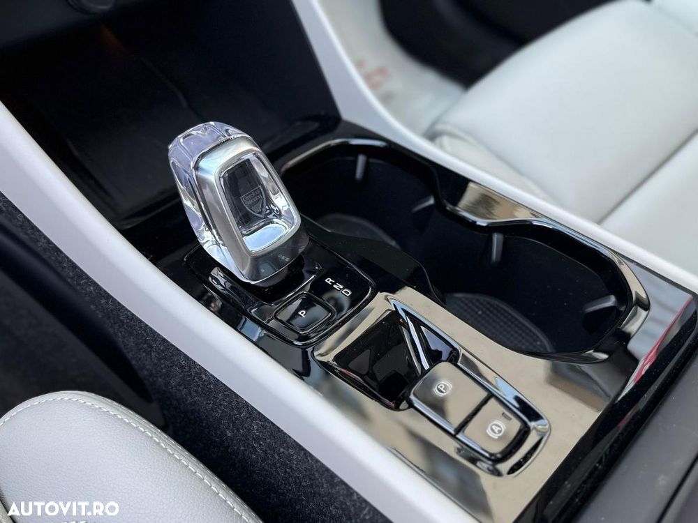 Volvo XC 40 B4 AT FWD MHEV Plus Dark - 29