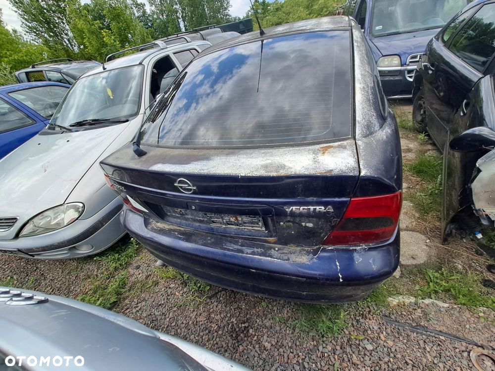 Opel Vectra B (99r.) 1.6 B 100 KM. Silnik X16XEL Skrzynia F17 CJ (3.94) lakier 13L 13U 3TU.Cały na części.GWARANCJA !!! Przód Tył Zestaw Komplet Drzwi Klapa Zderzak Błotnik Maska Grill Atrapa Szyba Pas Lampa Lusterko Boczki Fotel Kanapa Kokpit Deska Rozdzielcza Przełącznik Włącznik Sterownik Przewody Wiązka Instalacja Moduł Komputer Czujnik Listwa Pompa Alternator Wtryski Głowica Rozrusznik Kompresor Sprzęgło Dwumas Silnik Skrzynia ABS Klimatyzacji Paliwa Wspomagania Kolektor Turbina Przepustnica Zawór Chłodnica Koło Hak Belka Sanki Zawieszenie Mcpherson Półoś Amortyzator Wydech Tłumik Zacisk Most - 2