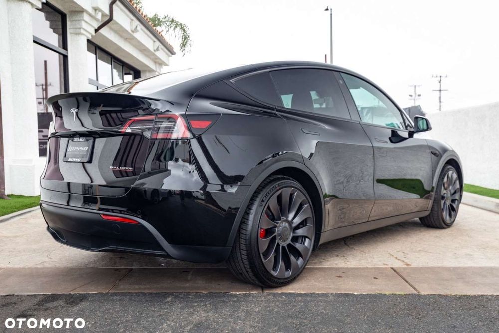 Tesla Model Y - 11