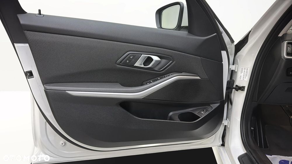 BMW Seria 3 318d MHEV Advantage - 11
