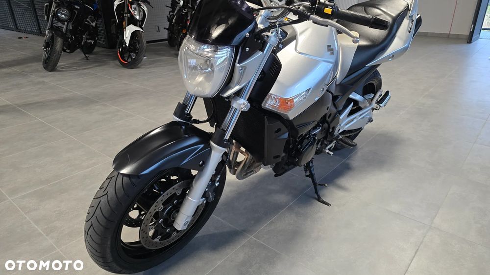 Suzuki GSR - 13