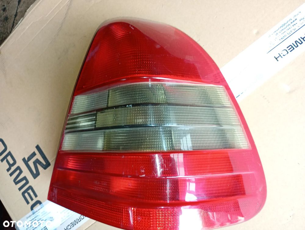 Mercedes C-klasa 202 sedan tylna lampa - 6