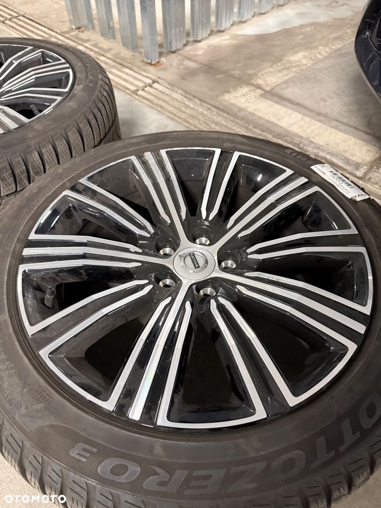 4x Oryginalna felgę Volvo z oponą Pirelli Winter Sottozero 3 235/45 R1 - 10