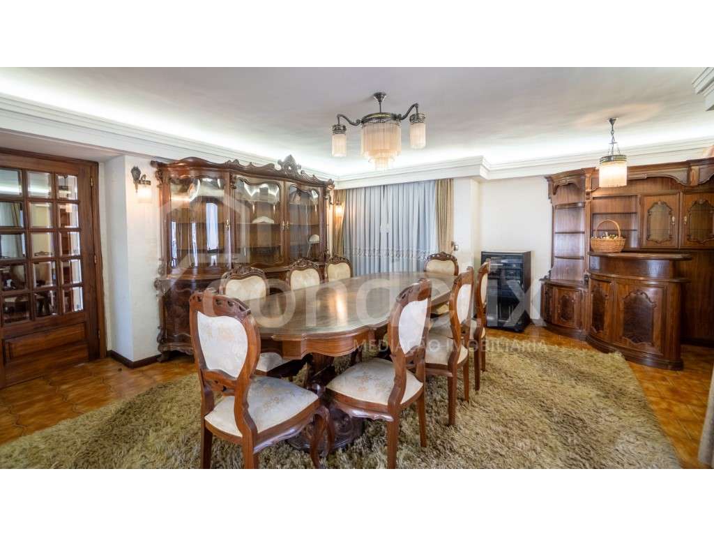 Moradia T6 com Potencial Único: 3 Espaços Distintos num Só Investim... - Grande imagem: 5/51