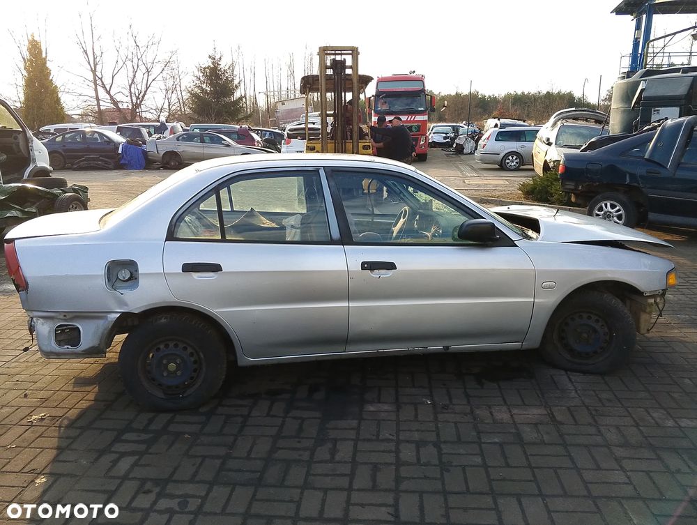 Mitsubishi Mirage CK2A Po Lift (99-03r.) 1.5 B 110KM. Silnik 4G15 Skrzynia F5M41 lakier A69 / A69A. Cały na części. GWARANCJA !!! Przód Tył Zestaw Komplet Drzwi Klapa Zderzak Błotnik Maska Grill Atrapa Szyba Pas Lampa Lusterko Boczki Fotel Kanapa Kokpit Deska Rozdzielcza Przełącznik Włącznik Sterownik Przewody Wiązka Instalacja Moduł Komputer Czujnik Listwa Pompa Alternator Wtryski Głowica Rozrusznik Kompresor Sprzęgło Dwumas Silnik Skrzynia ABS Klimatyzacji Paliwa Wspomagania Kolektor Turbina Przepustnica Zawór Chłodnica Koło Hak Belka Sanki Zawieszenie Mcpherson Półoś Amortyzator Wydech Tłumik Zacisk Most - 6