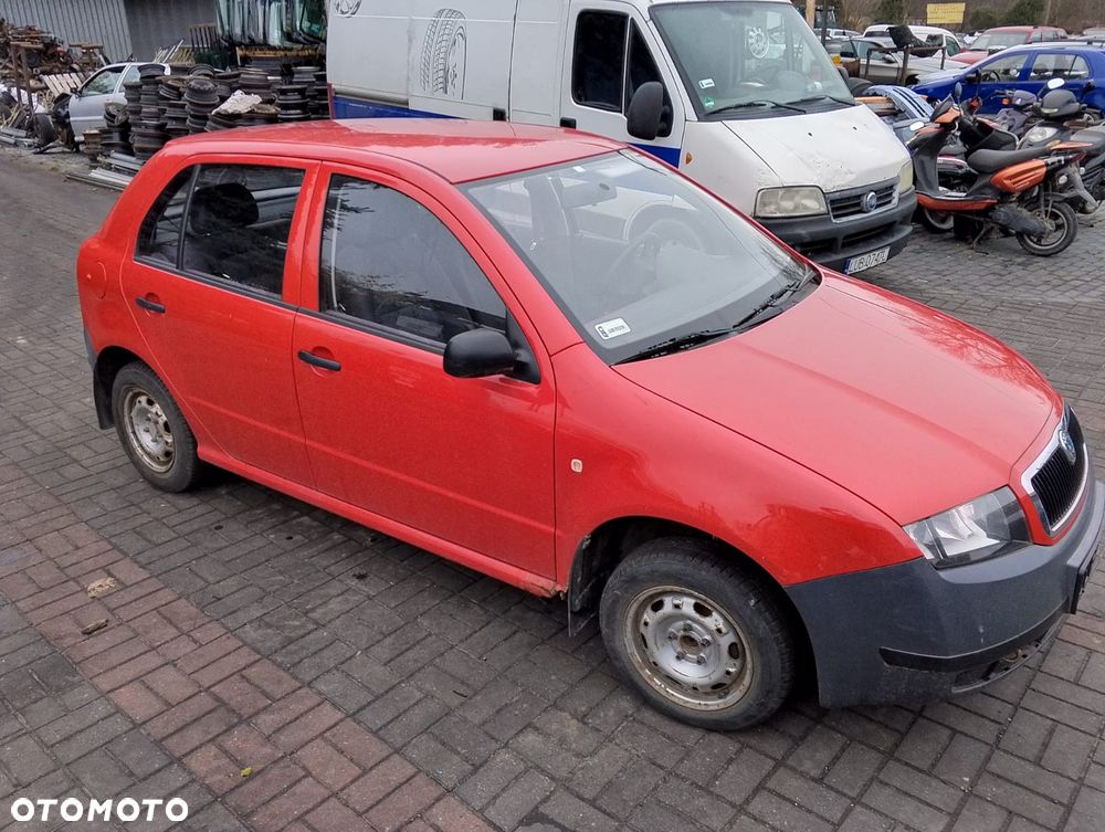 Skoda Fabia 6Y (99-05r.) 1.4 B 59KM. Silnik AZE Skrzynia FNK lakier 8151/8T/ F3K. Cały na części. GWARANCJA !!!  Przód Tył Zestaw Komplet Drzwi Klapa Zderzak Błotnik Maska Grill Atrapa Szyba Pas Lampa Lusterko Boczki Fotel Kanapa Kokpit Deska Rozdzielcza Przełącznik Włącznik Sterownik Przewody Wiązka Instalacja Moduł Komputer Czujnik Listwa Pompa Alternator Wtryski Głowica Rozrusznik Kompresor Sprzęgło Dwumas Silnik Skrzynia ABS Klimatyzacji Paliwa Wspomagania Kolektor Turbina Przepustnica Zawór Chłodnica Koło Hak Belka Sanki Zawieszenie Mcpherson Półoś Amortyzator Wydech Tłumik Zacisk Most - 3
