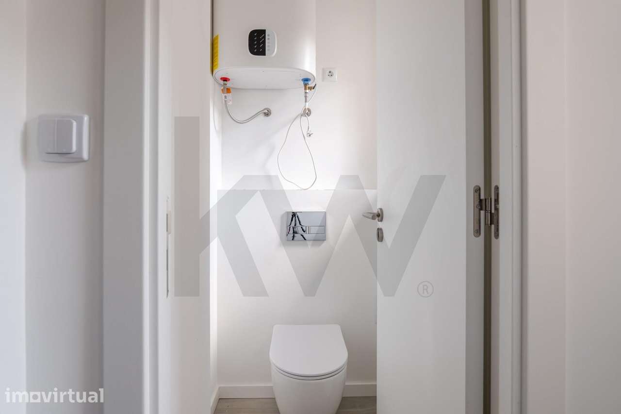 Prédio composto por 4 apartamentos T2, em Costa Cabral - Grande imagem: 2/32