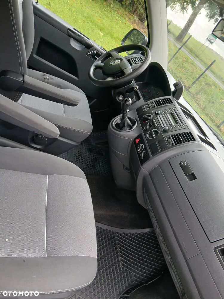 Volkswagen Caravelle - 10