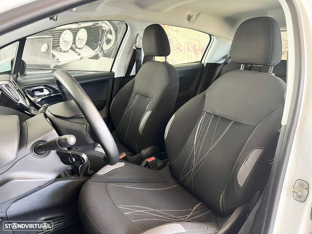Peugeot 208 - 8