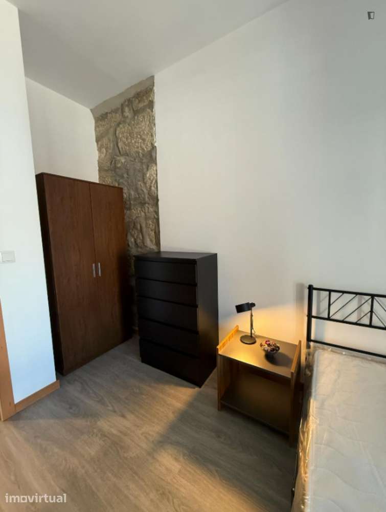 Quarto - localizado em Santa Marinha Porto - Grande imagem: 2/27