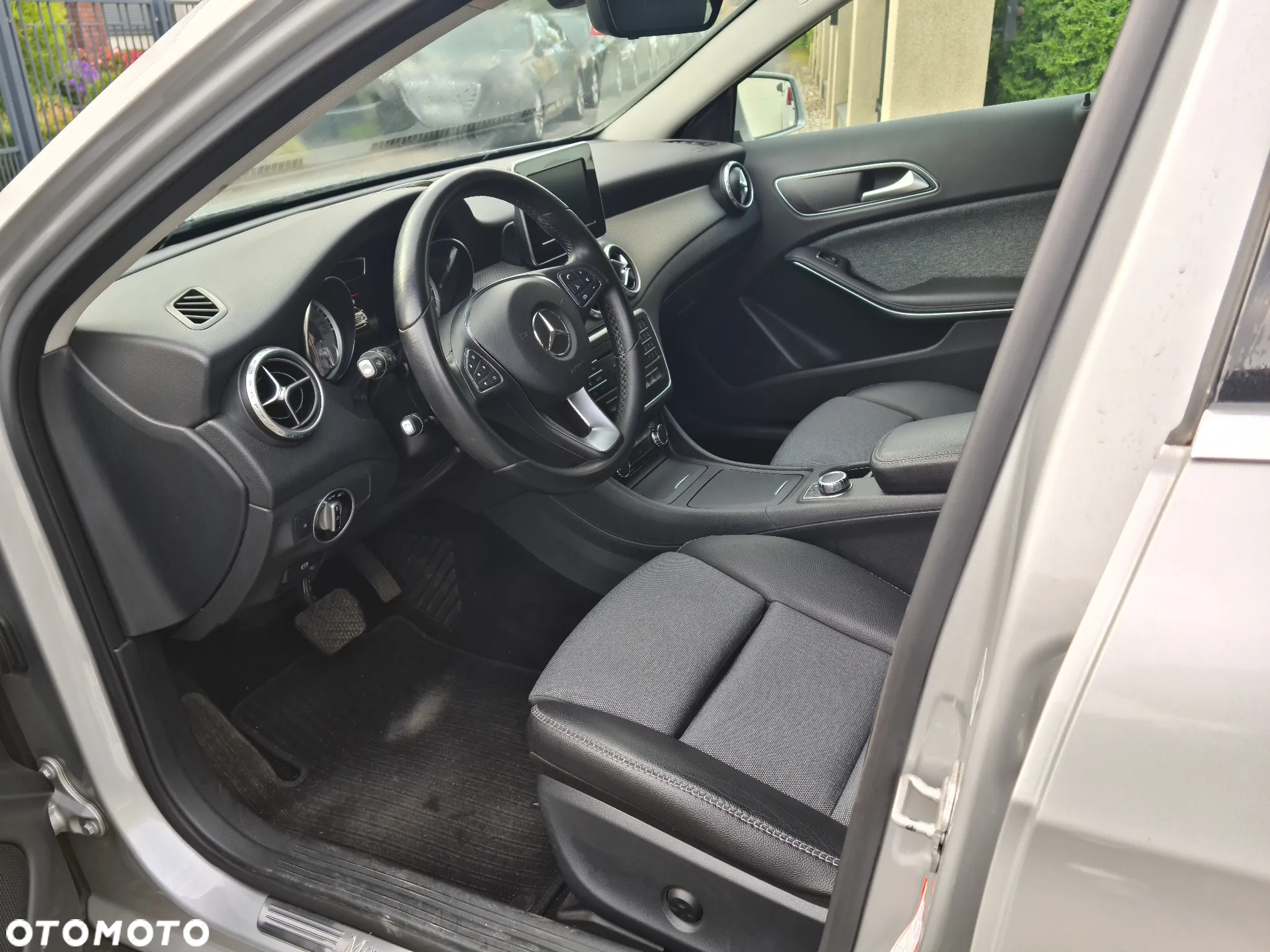 Mercedes-Benz GLA - 33