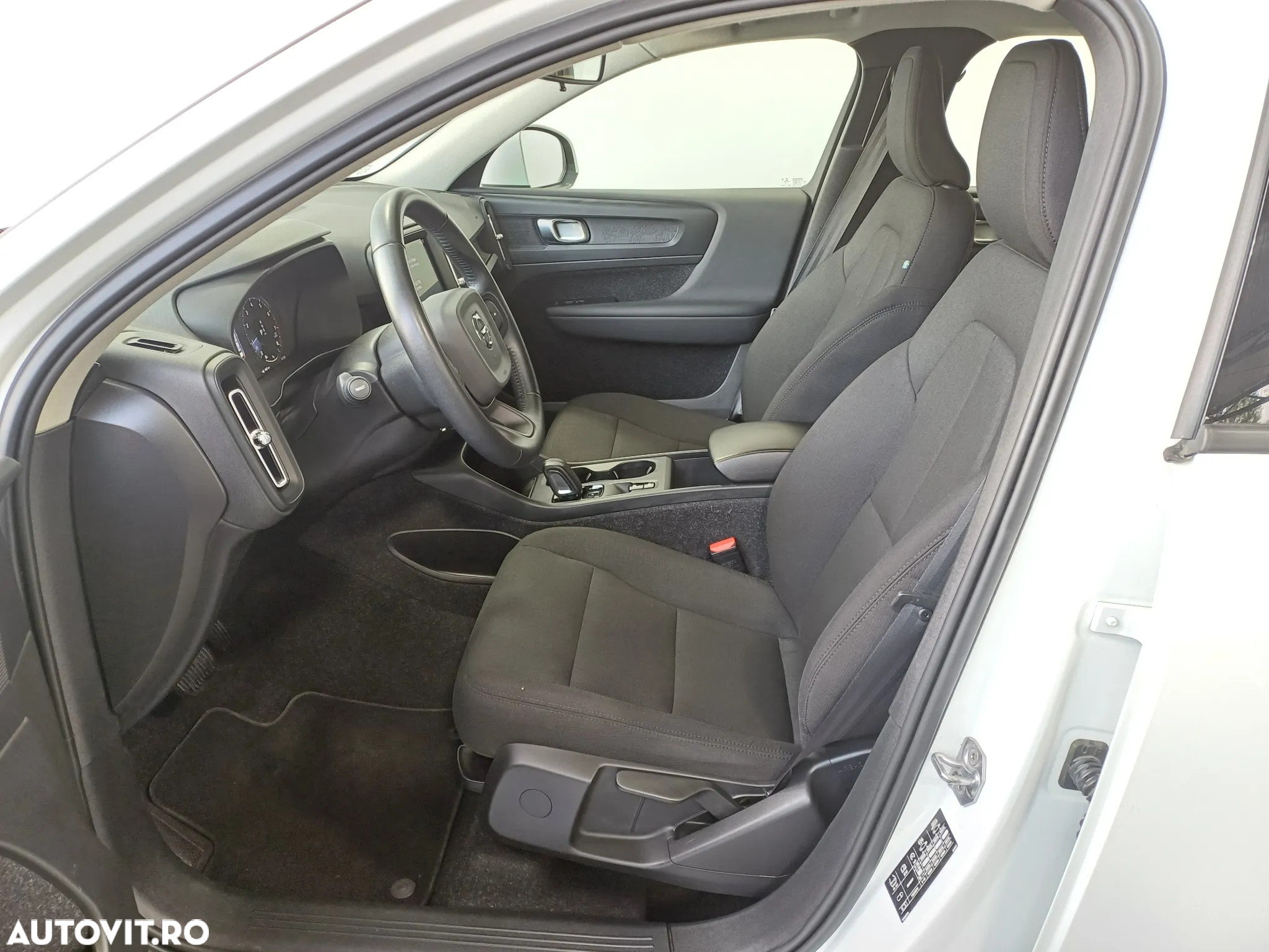Volvo XC 40 T3 AT8 Momentum Pro - 5