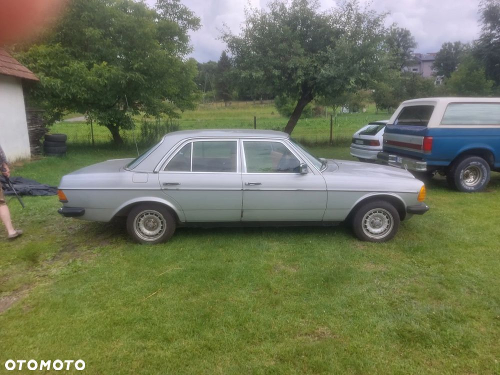 Mercedes-Benz W123 - 28