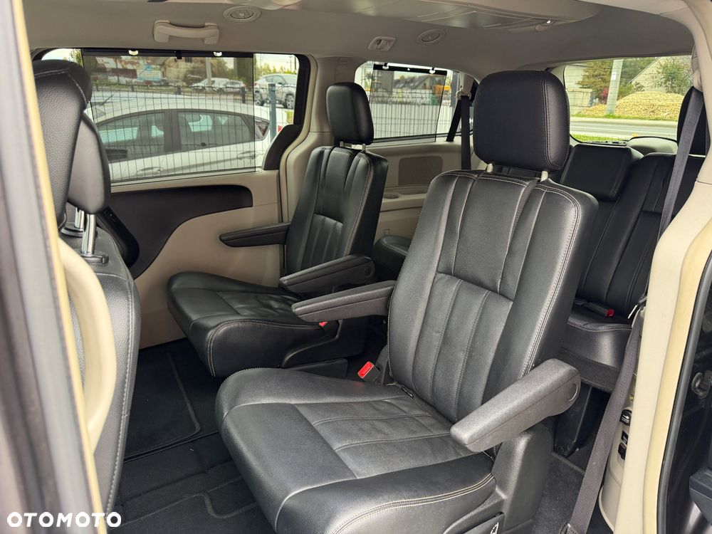 Chrysler Town & Country - 25