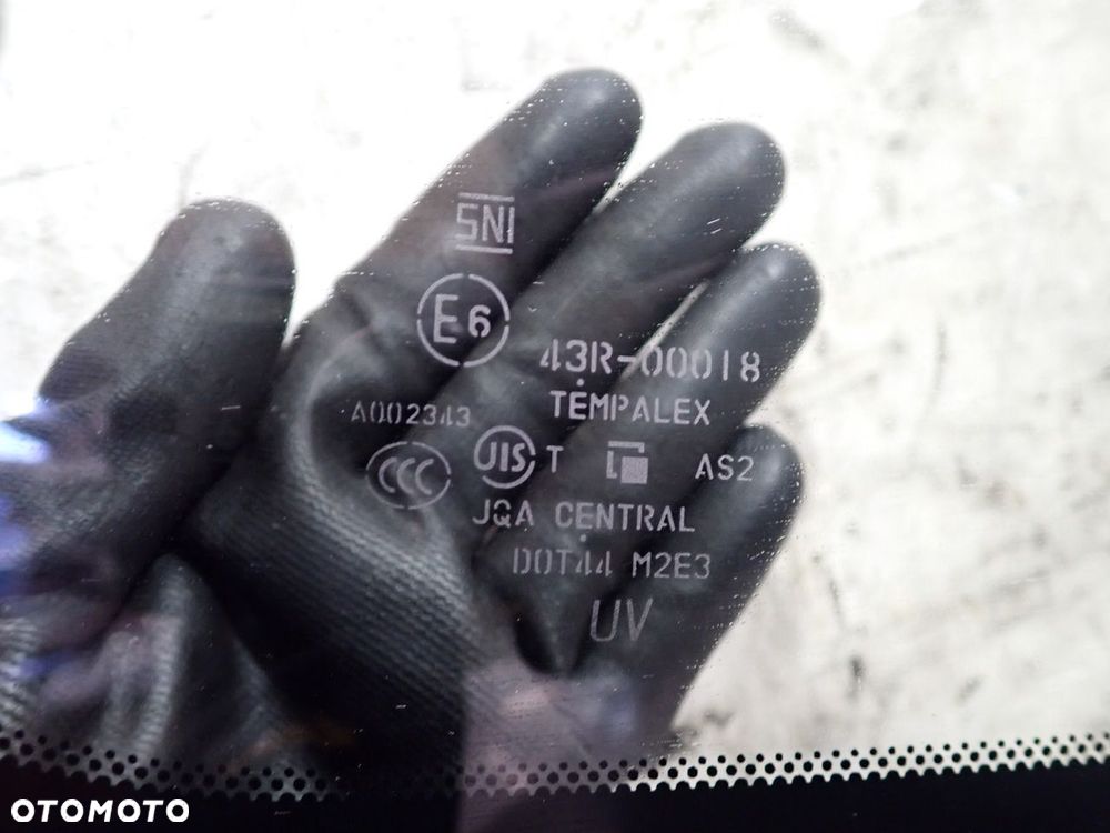 SZYBA TYLNA INFINITI M37X - 4