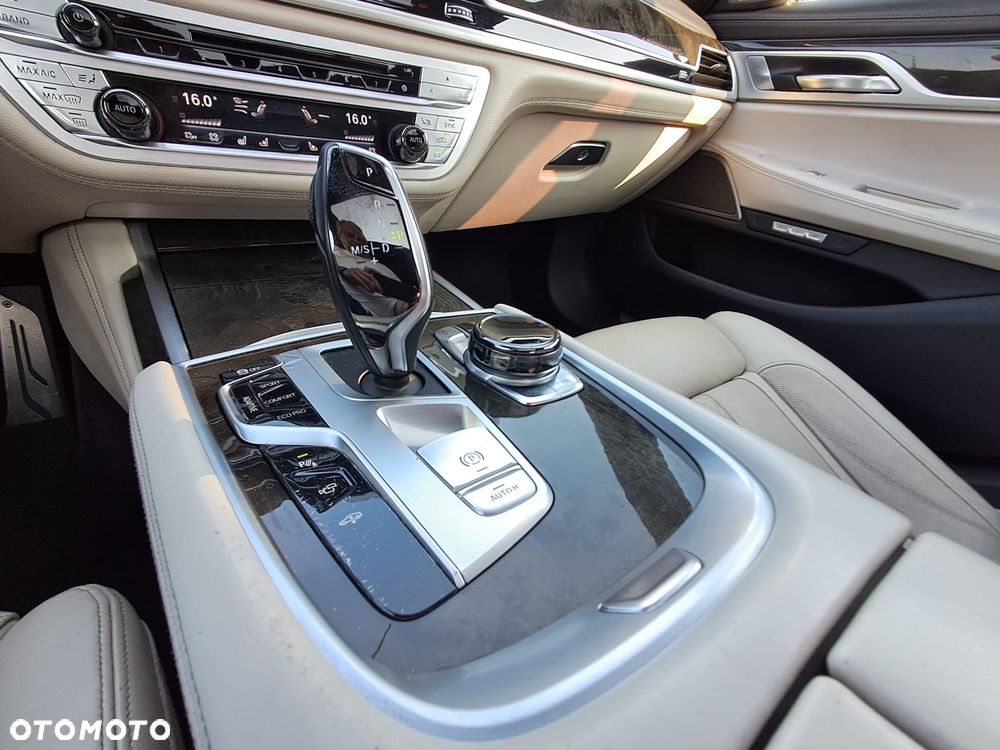 BMW Seria 7 740Li - 29