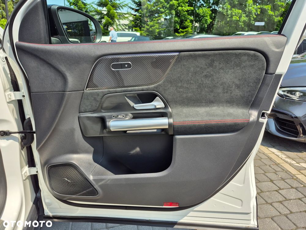 Mercedes-Benz GLA 200 - 32