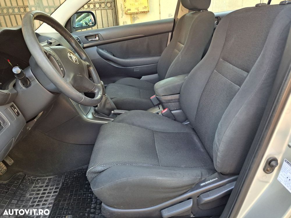 Toyota Avensis 1.8 Sedan Luna - 2