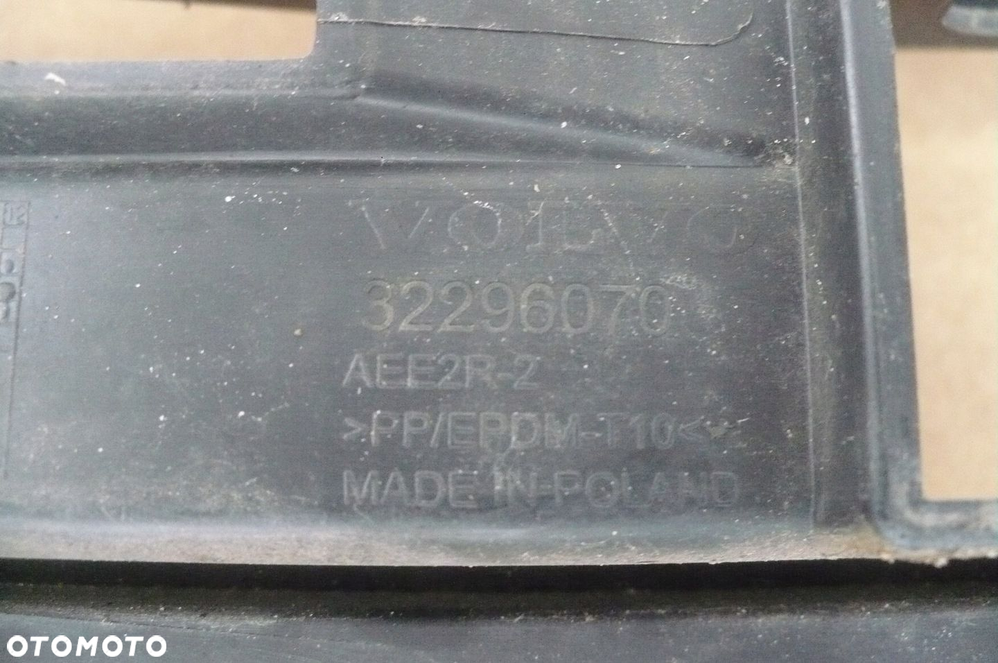 VOLVO XC60 II - KRATKA ŚRODKOWA , LEWA LISTWA ZDERZAKA PRZÓD - 4