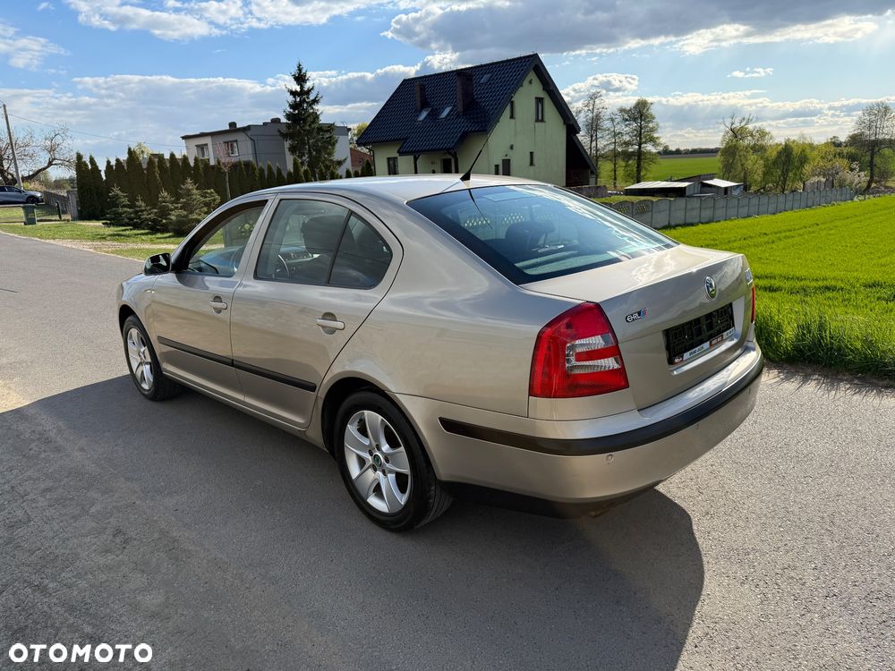Skoda Octavia 1.6 FSI Ambiente - 4