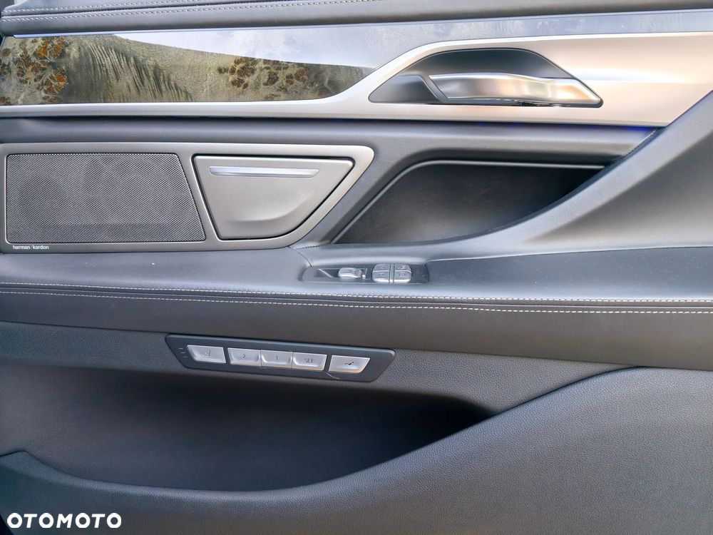 BMW Seria 7 750Li xDrive - 26