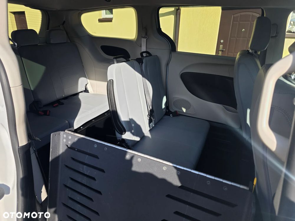 Chrysler Pacifica - 11