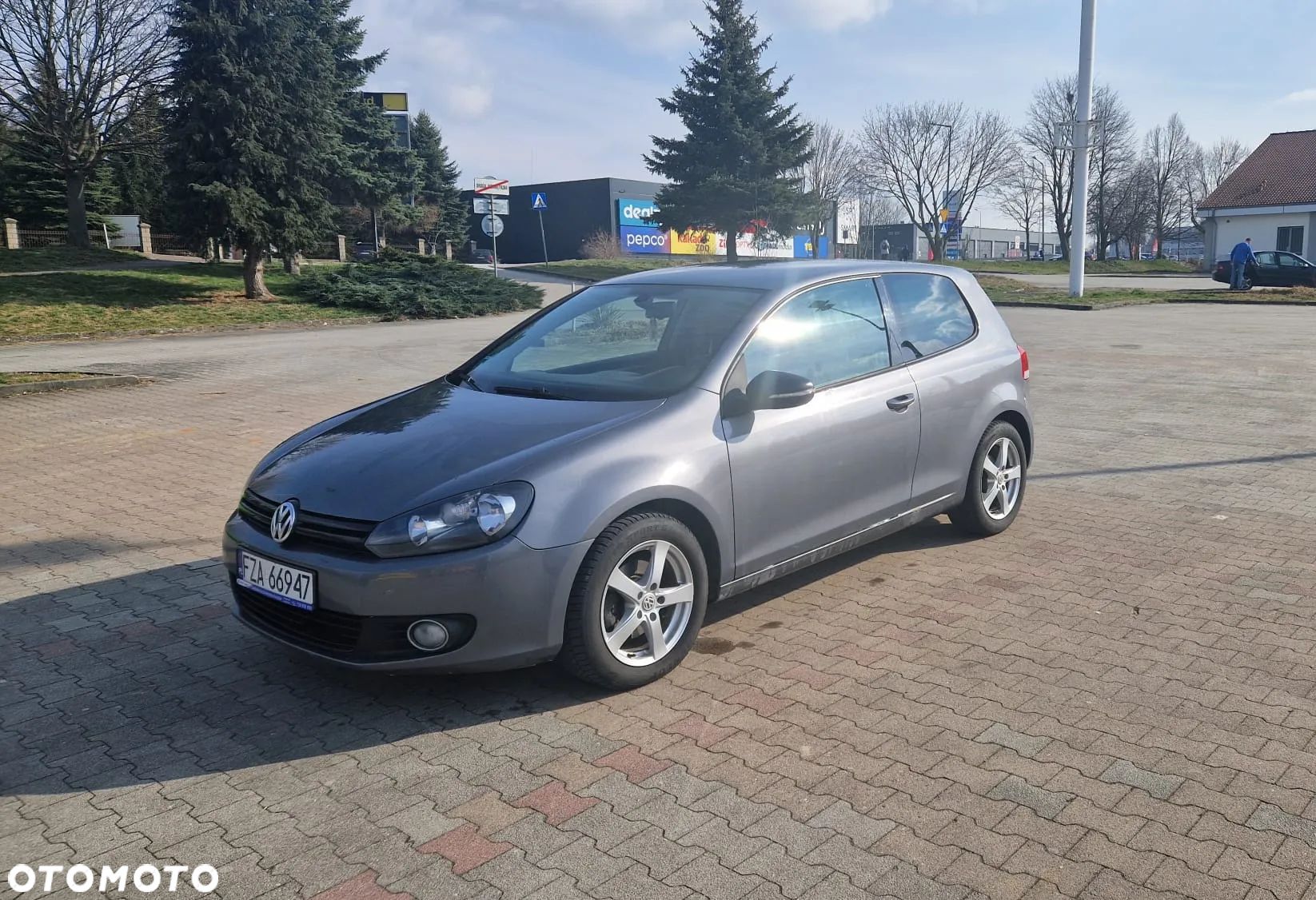 Volkswagen Golf - 1