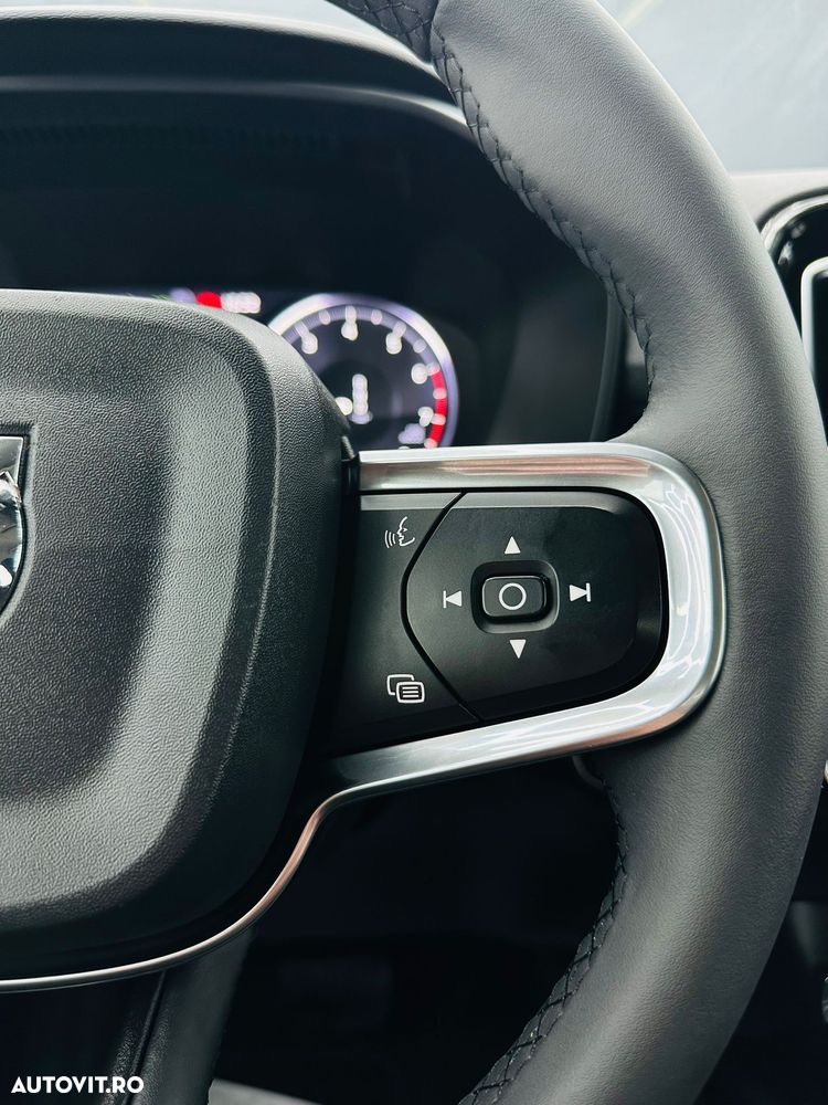 Volvo XC 40 T3 Geartronic Momentum Pro - 30