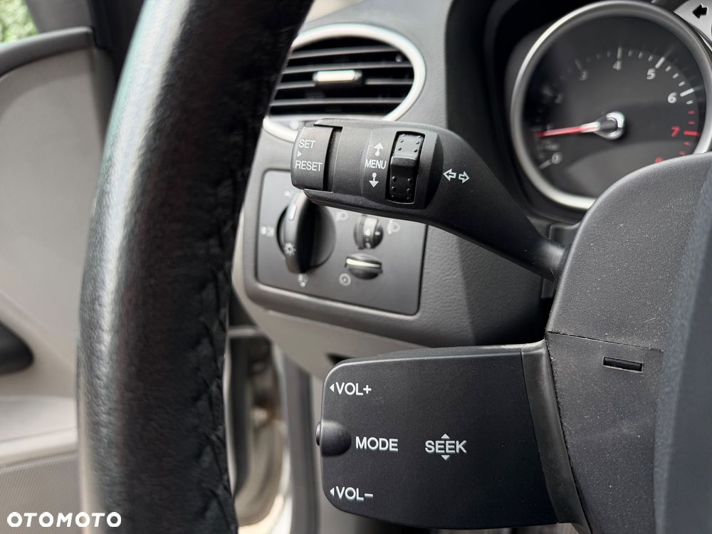 Ford Focus 1.6 Ghia - 16