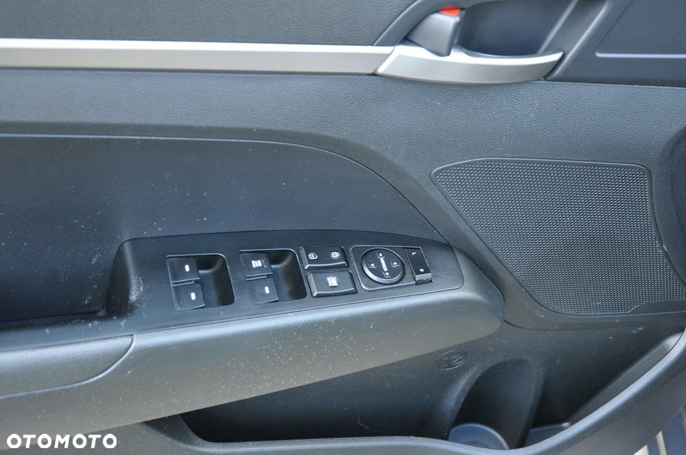 Hyundai Elantra - 11