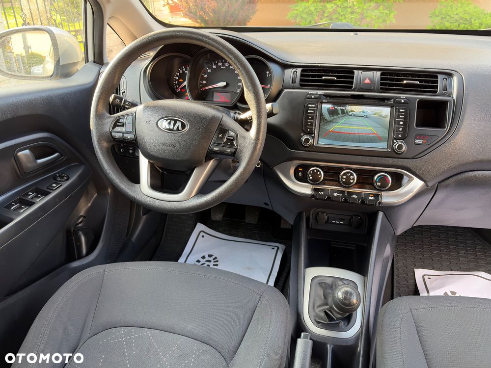 Kia Rio 1.2 L - 6