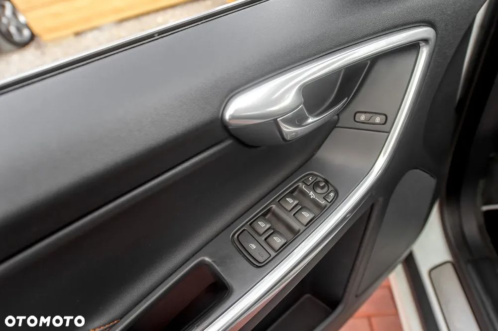 Volvo XC 60 D5 AWD Geartronic Ocean Race - 25