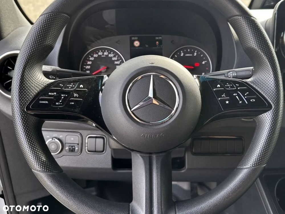 Mercedes-Benz Sprinter - 14