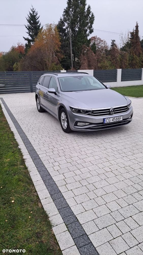 Volkswagen Passat - 1