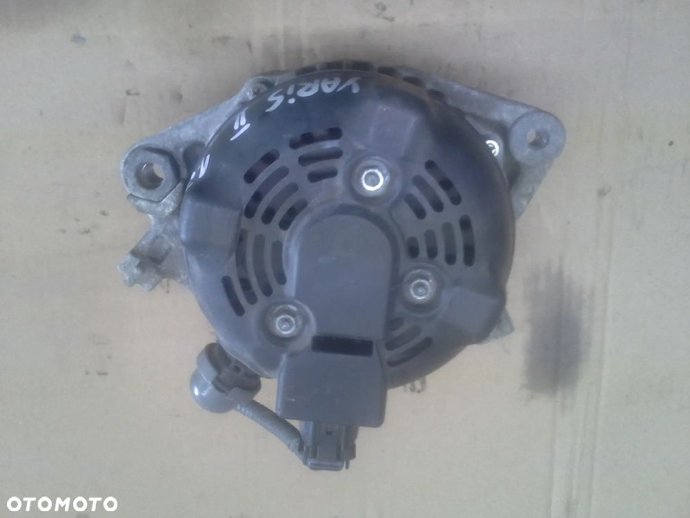 Toyota Yaris II 1.3 VVT-i alternator Denso 27060-0Y040  104210-2310 - 10
