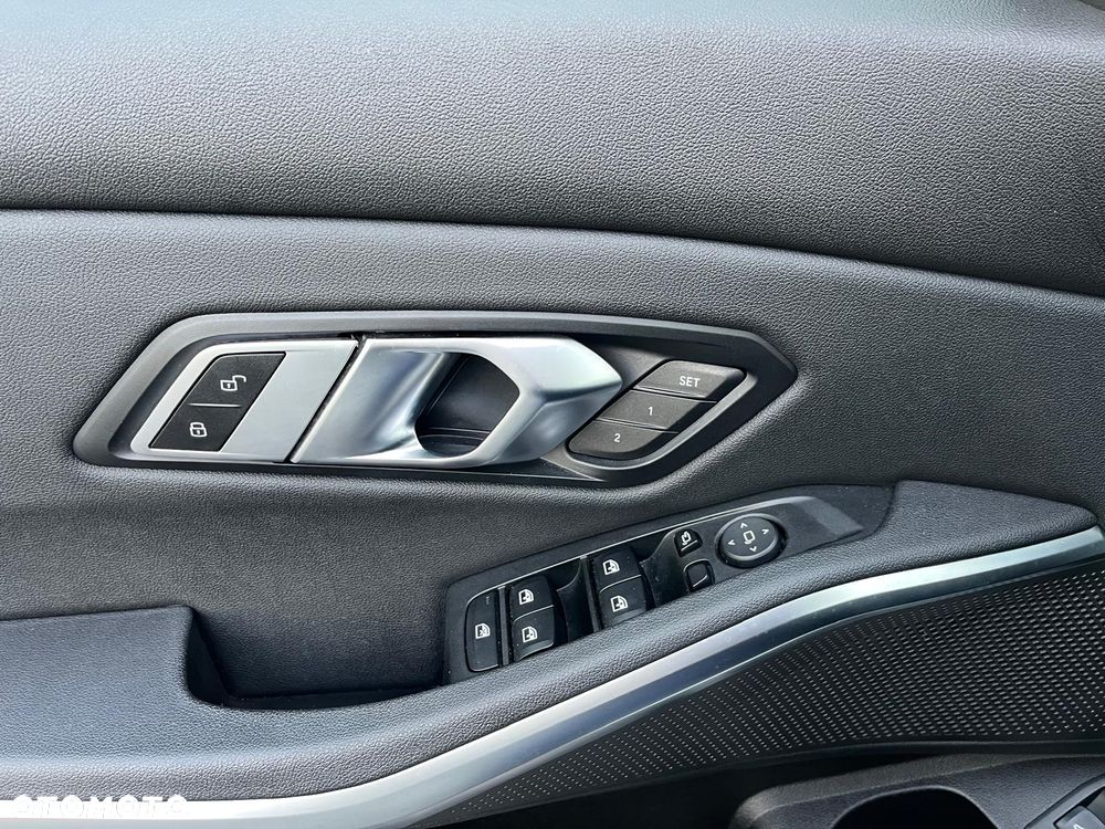 BMW Seria 3 330i xDrive - 13