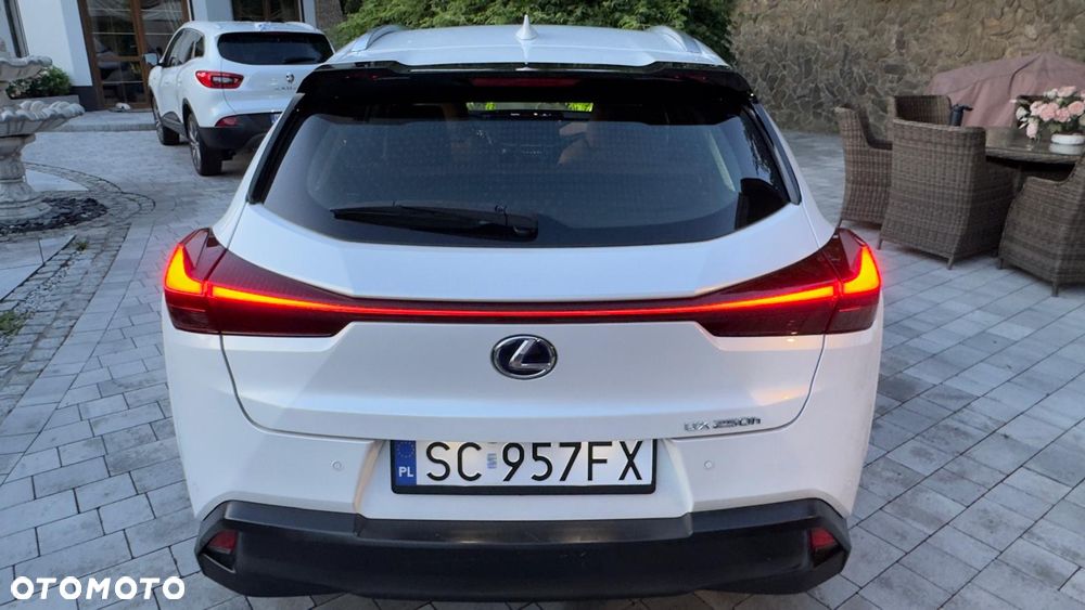 Lexus UX - 4
