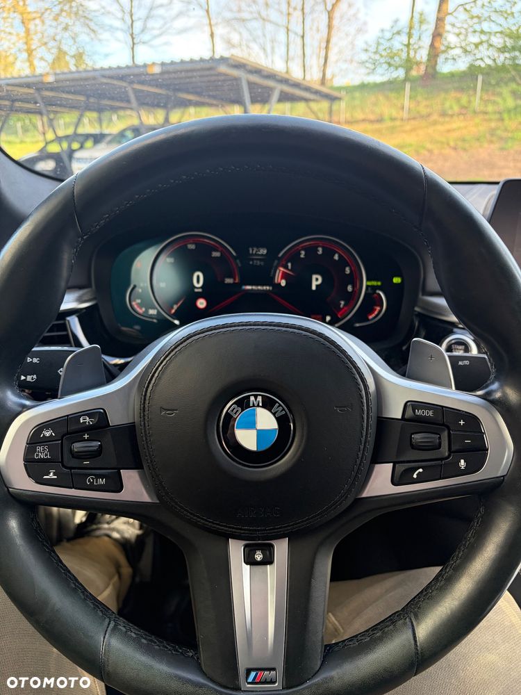 BMW Seria 5 M550i xDrive sport - 13