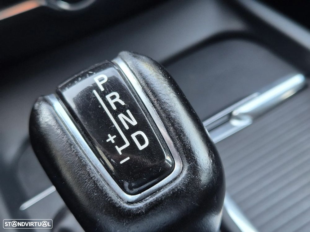 Volvo V60 2.0 D3 R-Design Geartronic - 32