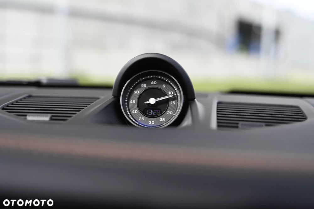 Porsche 911 Carrera 4 GTS - 38