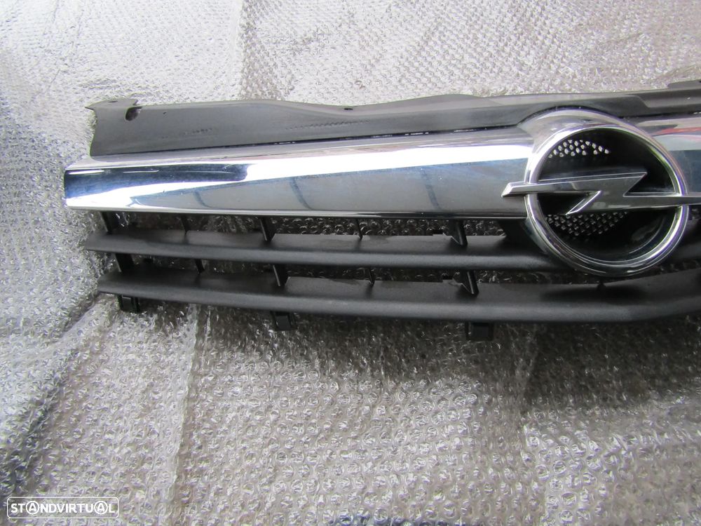 Grelha central Opel Astra GTC ano 2005  em bom estado - 4