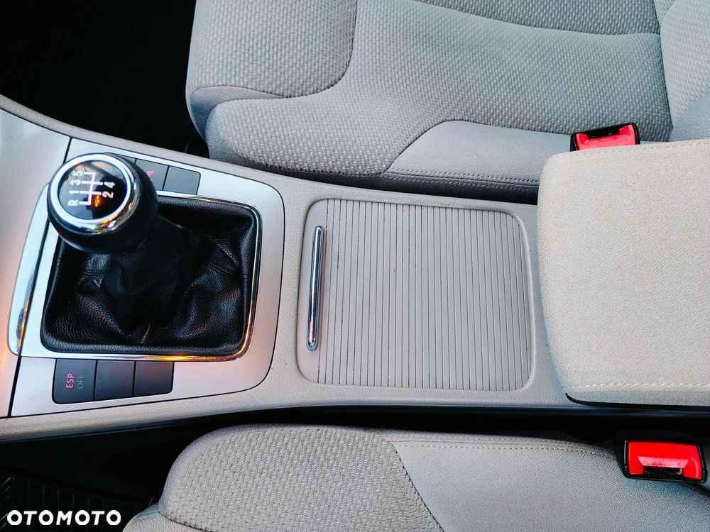 Volkswagen Passat 1.6 Comfortline - 38