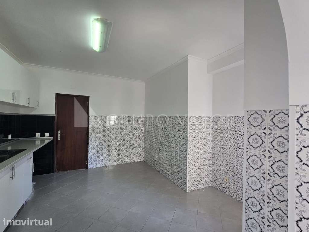 Apartamento T2 renovado na Rua Camilo Castelo Branco, 2 em Lourel-S... - Grande imagem: 4/17