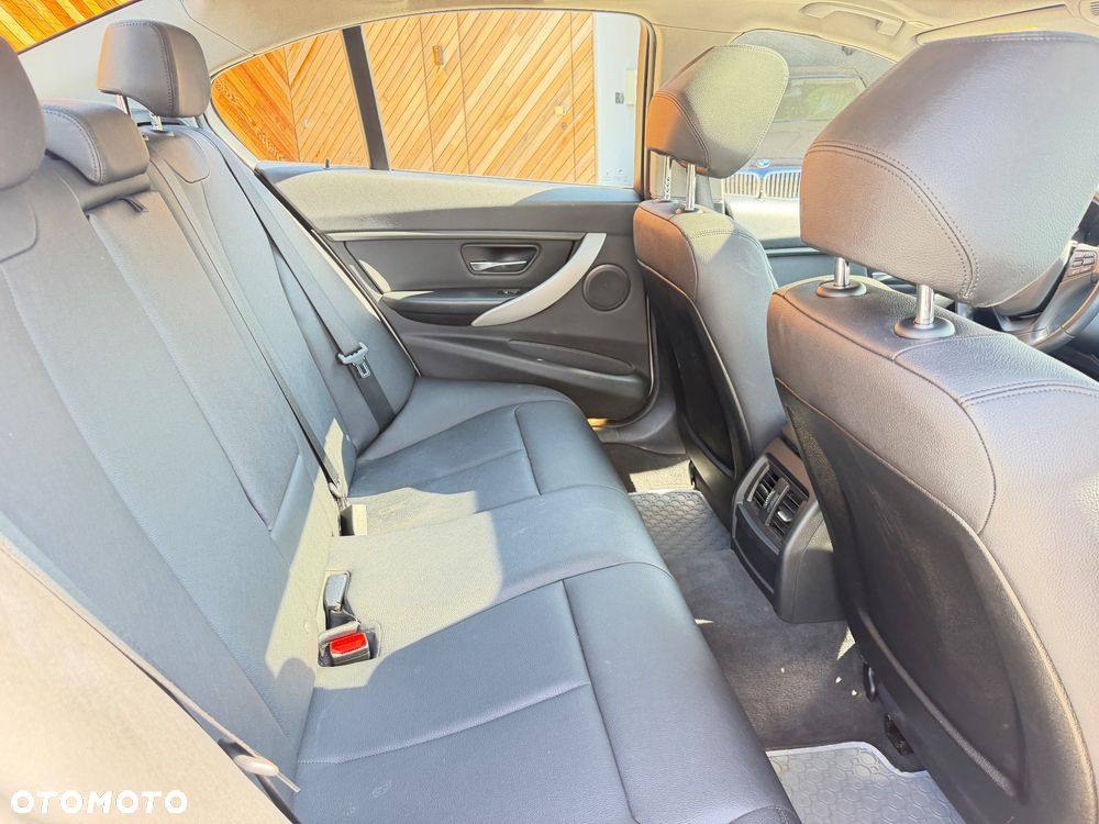 BMW Seria 3 320i xDrive - 11