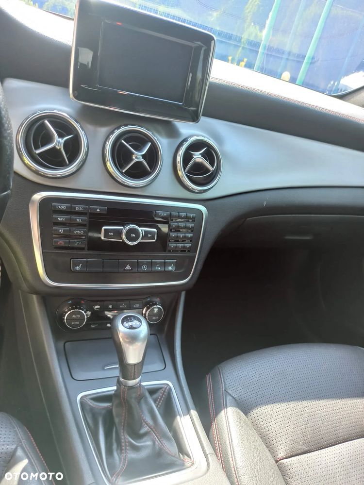 Mercedes-Benz GLA 180 - 23