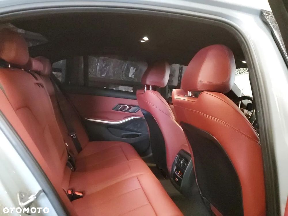 BMW Seria 3 330i M Sport - 9